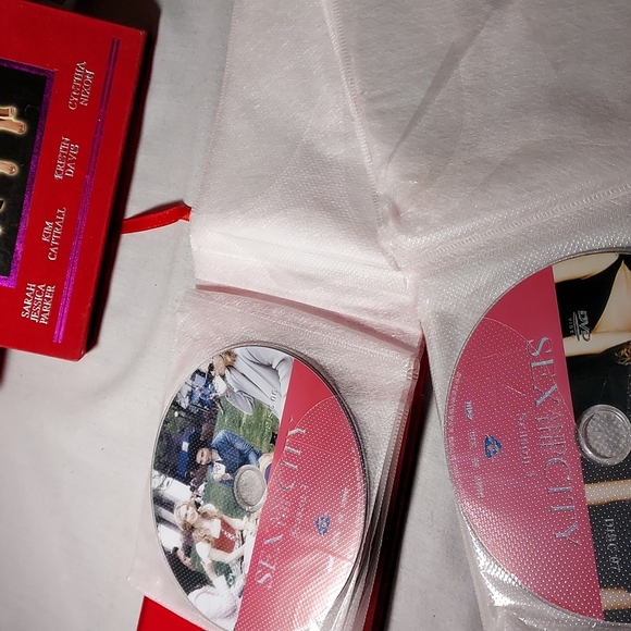 Sex and the City Seasons 1 - 6 In Red Velvet-like Case Special Edition DVDs - Picture 8 of 15